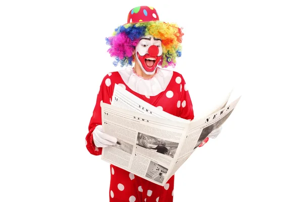 Клоун читает газету — стоковое фото