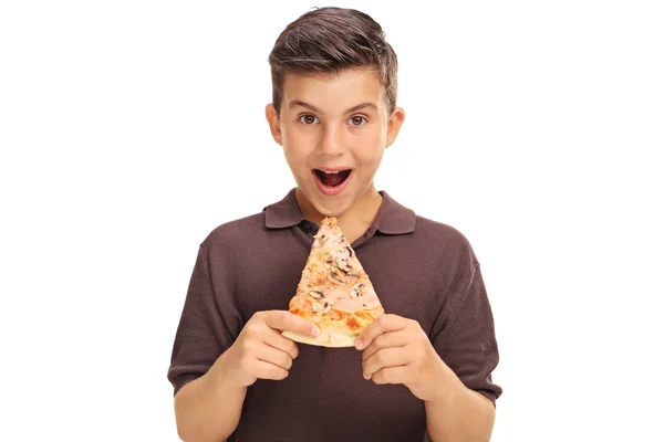 Rapaz a comer uma fatia de pizza — Fotografia de Stock