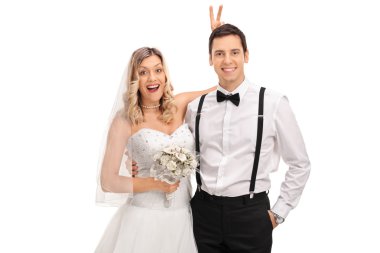 Tavşan kulakları yapmak üzerinde damat gelin