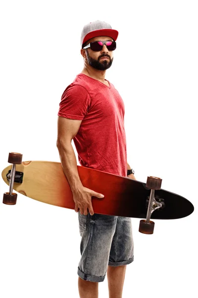 Joven sosteniendo un longboard — Foto de Stock