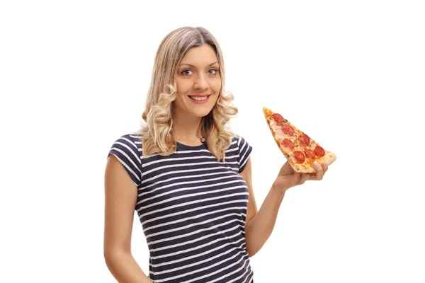 Frau mit einem Stück Pizza — Stockfoto