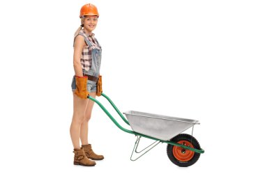 Kadın işçi boş el arabası ile poz 