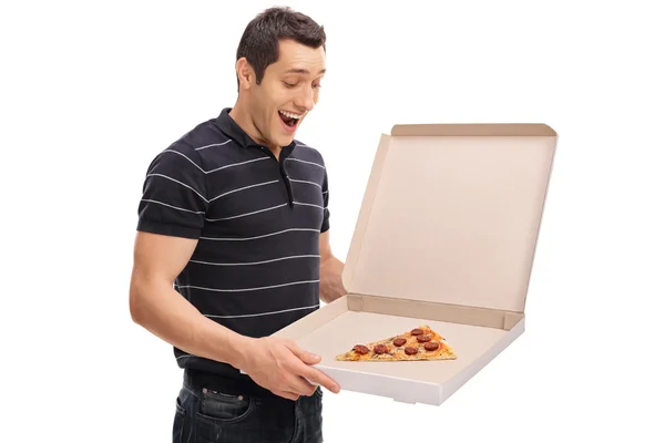 Glad kille tittar på en bit pizza — Stockfoto