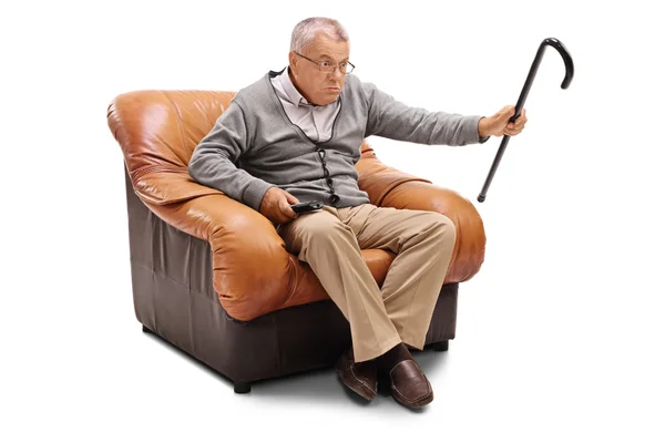 Zły człowiek starszy oglądania telewizji — Zdjęcie stockowe