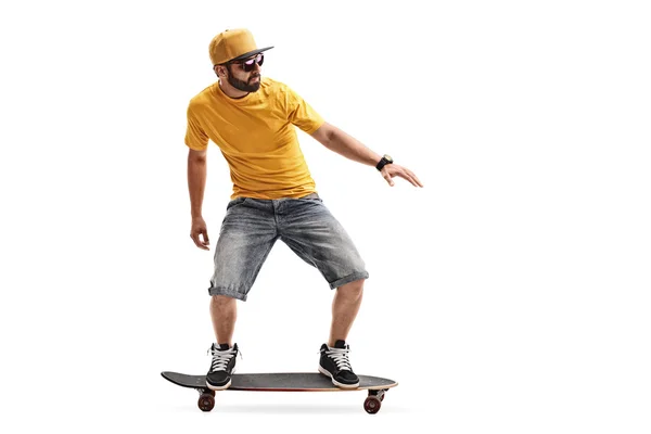 Jonge kerel rijden op een skateboard — Stockfoto