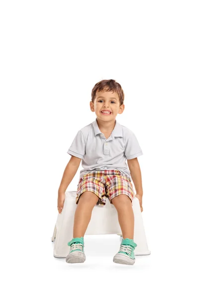 Mmiling kid sitzt auf einem Stuhl — Stockfoto