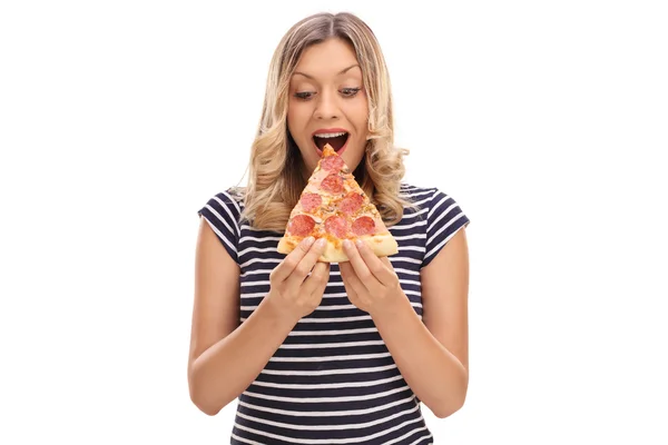 Mujer comiendo una rebanada de pizza — Foto de Stock