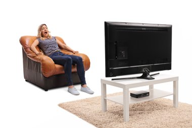 Korkmuş kadın TV bir korku filmi izlerken