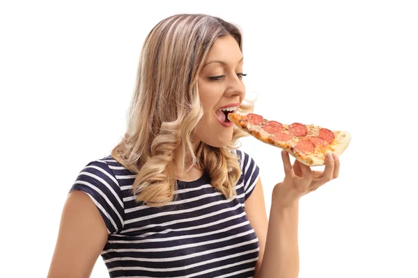 Jovem mulher comendo uma fatia de pizza — Fotografia de Stock