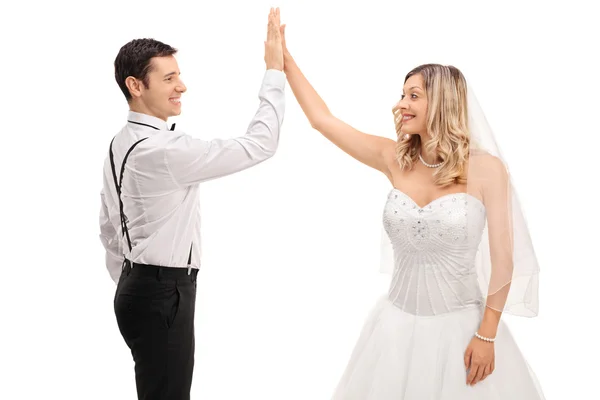 Bruid en bruidegom high-fiving elkaar — Stockfoto