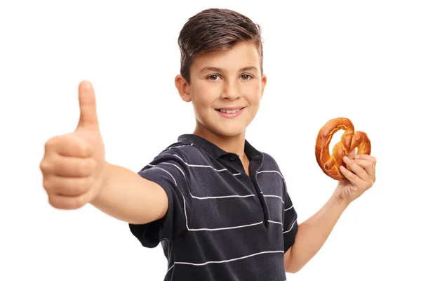 Ragazzo sorridente che tiene un pretzel — Foto Stock