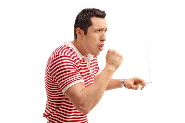 Joven fumando un cigarrillo — Foto de Stock