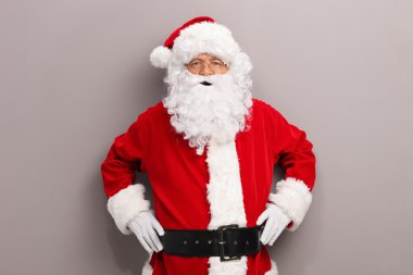 Noel Baba bir duvarın önünde poz