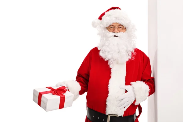 Santa Claus sosteniendo un regalo —  Fotos de Stock
