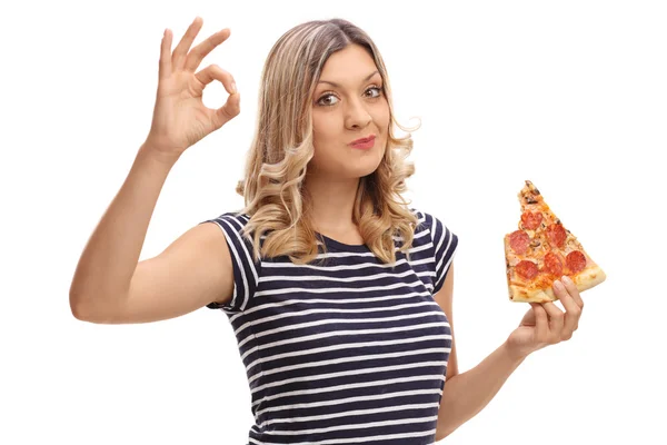 Mulher comendo pizza e fazendo ok gesto — Fotografia de Stock