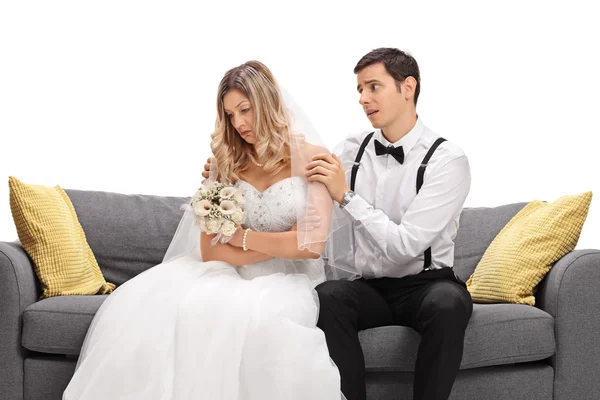 Жених пытается успокоить свою сердитую невесту — стоковое фото