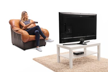 Televizyonda sıkıcı bir şey izlerken kadın