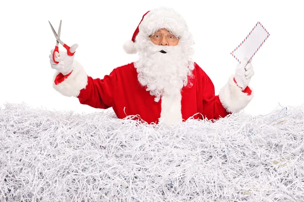 Père Noël tenant une enveloppe et des ciseaux — Photo