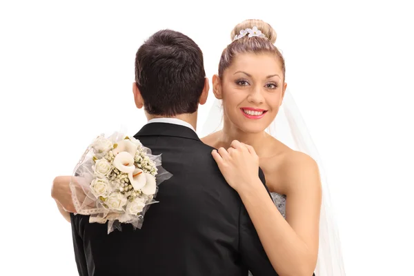Braut umarmt den Bräutigam — Stockfoto