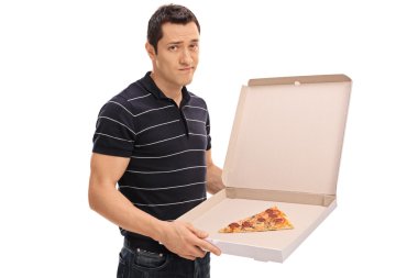 Genç adam bir pizza kutusu holding