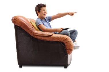 Çocuk televizyonda komik bir şey izliyor