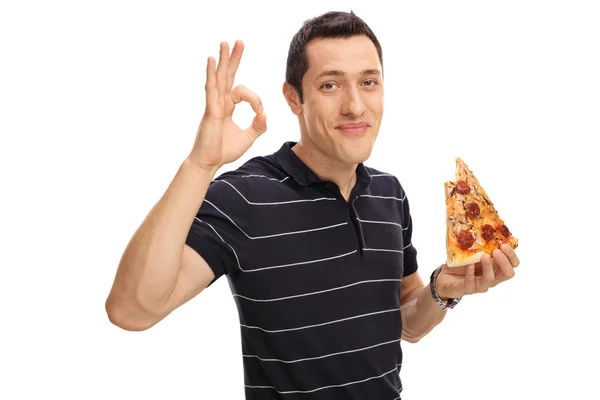 Ο άνθρωπος τρώει πίτσα και εντάξει χειρονομία — Φωτογραφία Αρχείου