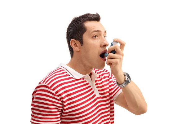 Homme utilisant un inhalateur d'asthme — Photo