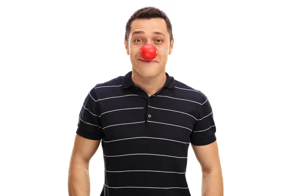 Guy posando com um nariz de palhaço vermelho — Fotografia de Stock