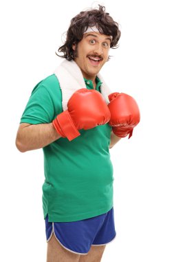 Kırmızı boks eldivenleri ile poz boksör