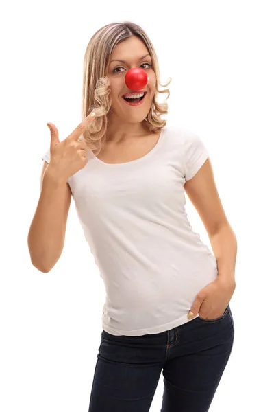 Mulher posando com um nariz de palhaço vermelho — Fotografia de Stock