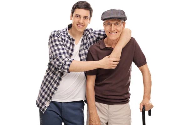 Killen som kramar en äldre man — Stockfoto