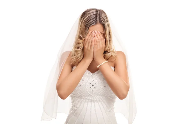 Jeune mariée pleure — Photo