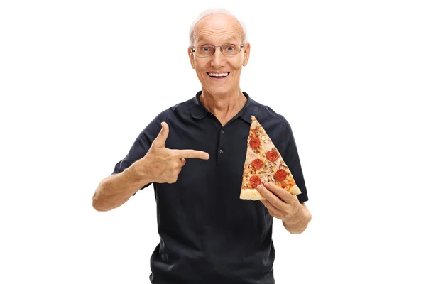 Homme âgé tenant une tranche de pizza — Photo