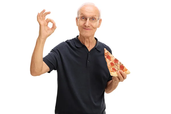 Oudere man met een plak van pizza — Stockfoto