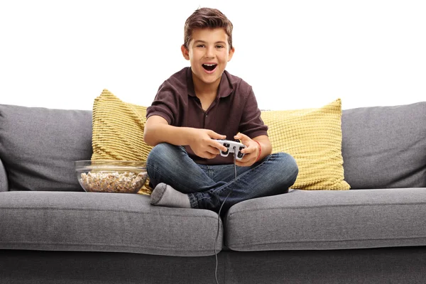 Vrolijke jongen spelen van videospellen — Stockfoto