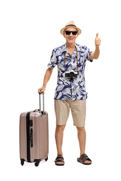 Vecchio turista dando un pollice in su — Foto Stock