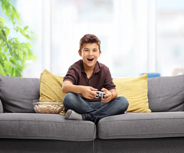 Niño feliz jugando videojuegos — Foto de Stock