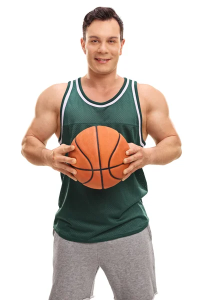 Lächelnder Typ im grünen Trikot mit Basketball — Stockfoto