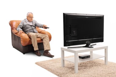 Yaşlı adam TV izlerken