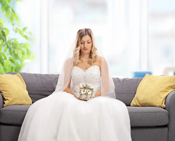 Депрессивная невеста сидит на диване — стоковое фото
