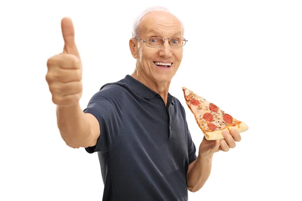 Yaşlı adam bir dilim pizza yeme — Stok fotoğraf