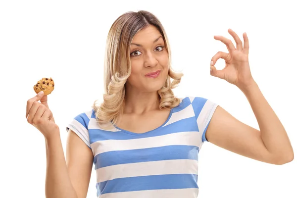 Vrouw eten een cookie — Stockfoto