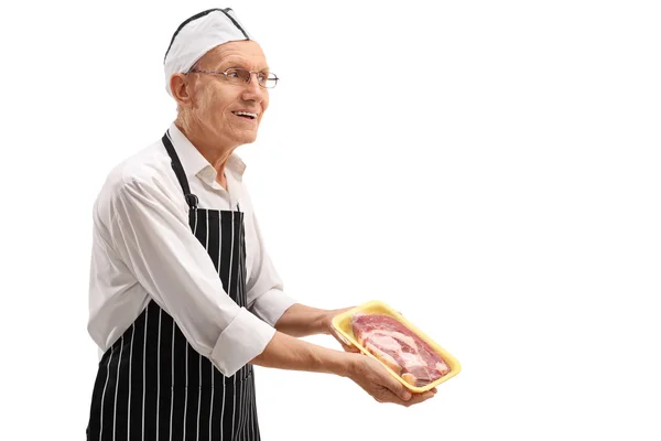 Açougueiro mostrando carne embalada — Fotografia de Stock