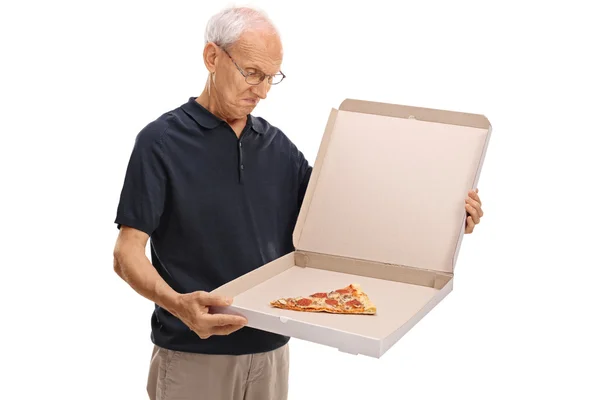 Разочарованный пожилой человек смотрит на коробку из-под пиццы — стоковое фото