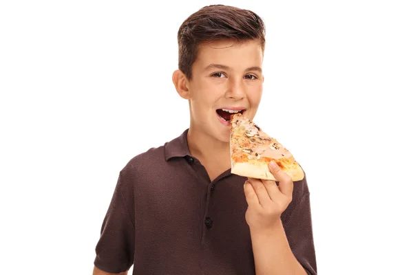 Ragazzo che mangia una fetta di pizza — Foto Stock