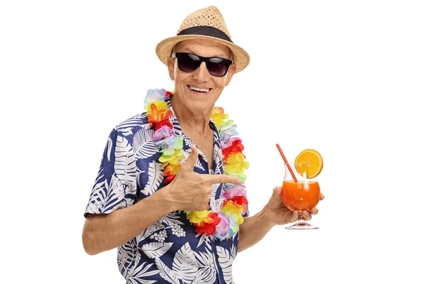 Reifer Tourist mit einem Cocktail — Stockfoto