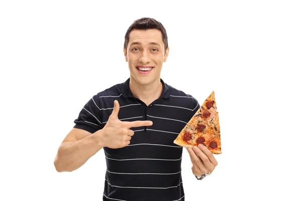 Młody człowiek trzyma kawałek pizzy — Zdjęcie stockowe