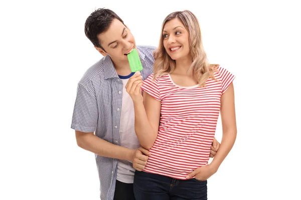 Casal jovem compartilhando um sorvete — Fotografia de Stock