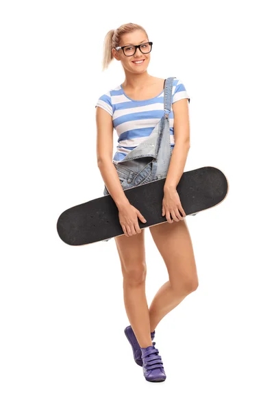 Skater menina posando com um skate — Fotografia de Stock