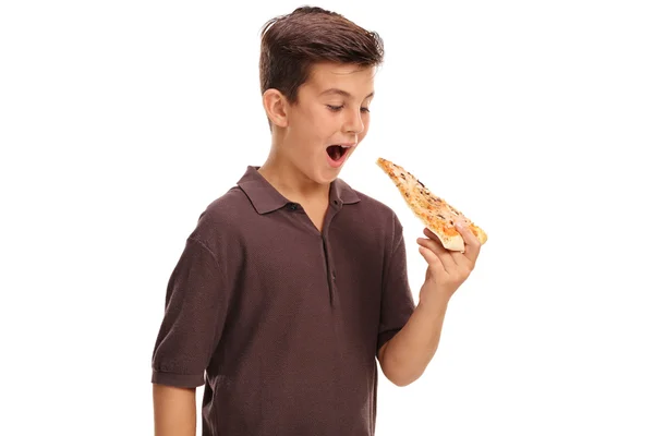 Junge mit einem Stück Pizza — Stockfoto